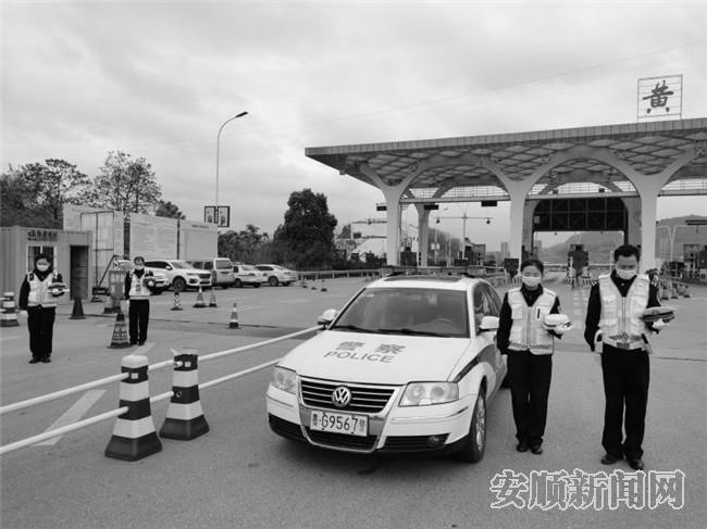 交警向牺牲烈士和逝世同胞深切哀悼.jpg