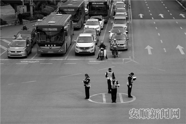 4月4日，黔中大厦红绿灯，交警在肃立默哀。.jpg