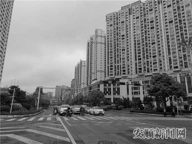市公安局路口车辆鸣笛.jpg