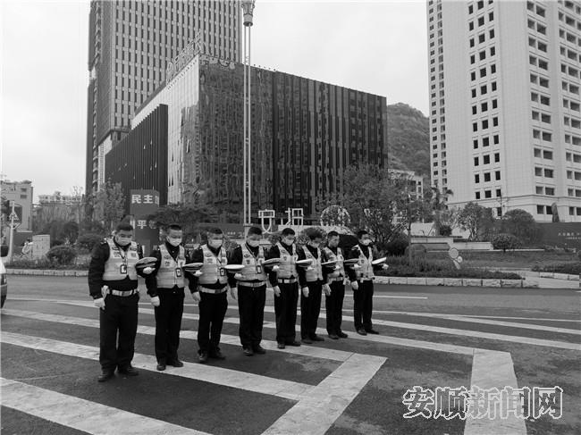 交警脱帽致哀.jpg