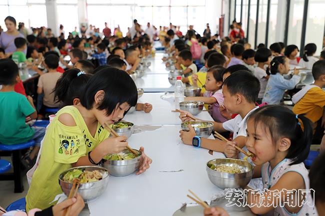 孩子们正在食堂用餐.jpg