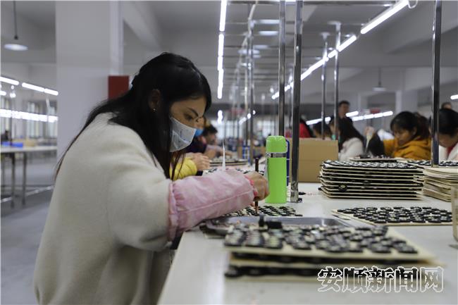 易地扶贫搬迁安置点群众在扶贫车间就业.JPG