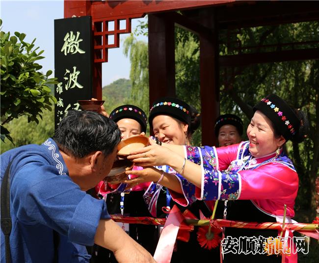 尚兴村“依山傍水”休闲山庄 布依族拦门酒.jpg