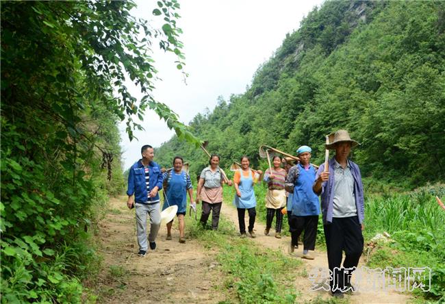 山歌搭起了罗兴国与村民的连心桥.jpg