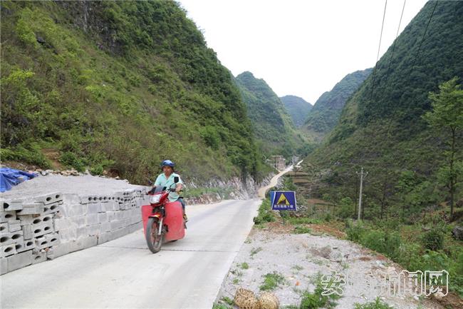 路通了大多村民都骑摩托车出行.jpg