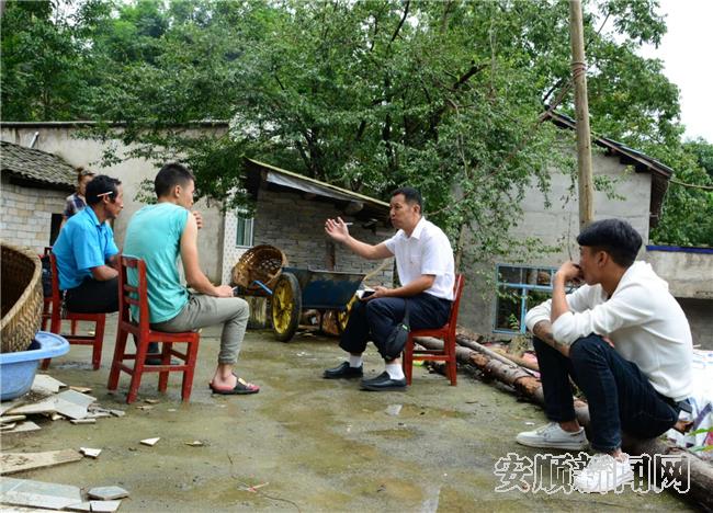 罗兴国用山歌宣传党的扶贫政策.jpg
