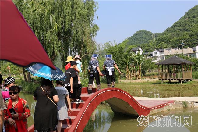 尚兴村依山傍水山庄 游人如织.jpg