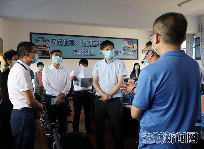 与会人员走进镇宁自治县江龙镇江龙中学实地观摩.jpg