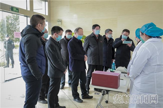 1.30陈训华到镇宁检查新型冠状病毒感染的肺炎疫情防控工作.jpg