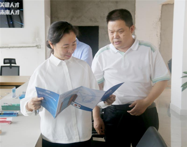 刘彤在安顺人力资源产业园调研。.jpg