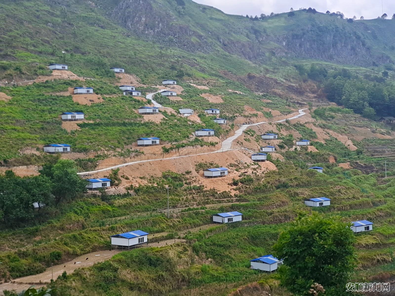 九岭村蓝顶鸡舍遍布山间.jpg