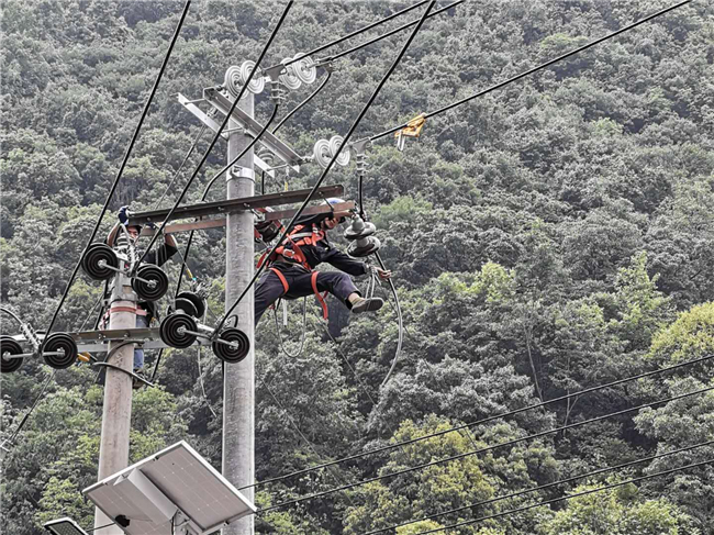 紫云县宗地镇打饶村业扩延伸项目正在紧张施工中。谢祖虹摄.jpg