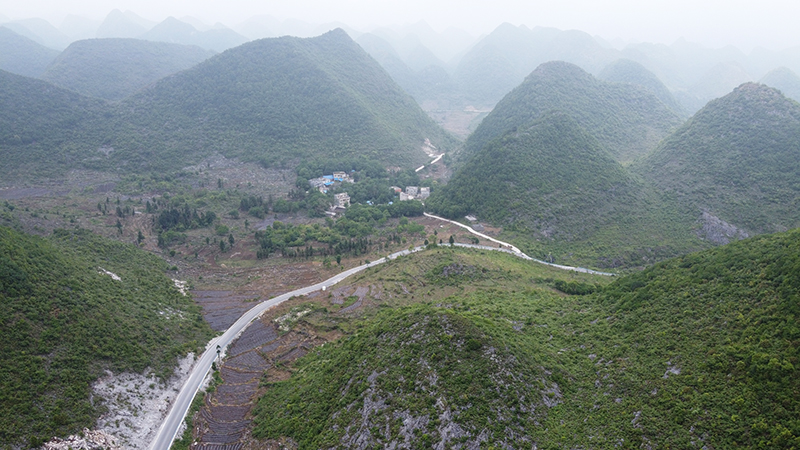 硬化后的道路蜿蜒在群山之中.jpg