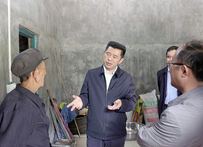 宋晓路在贫困户家中询问医疗、教育、就业等政策落实情况.jpg