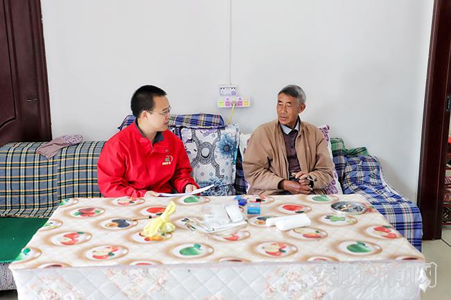 关索街道大桥村驻村网格员曾江到危改户罗会明家中走访.jpg