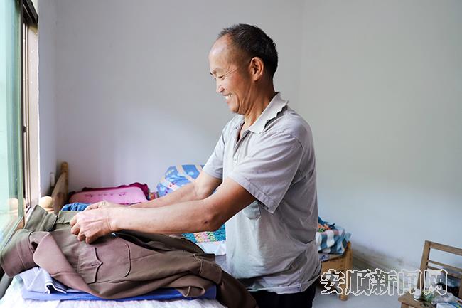 柏辉祥正在新家里叠衣服.jpg