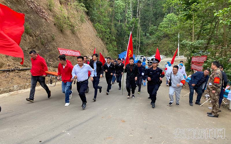 关岭自治县在岗乌镇丙坝村开展地质灾害演练.jpg