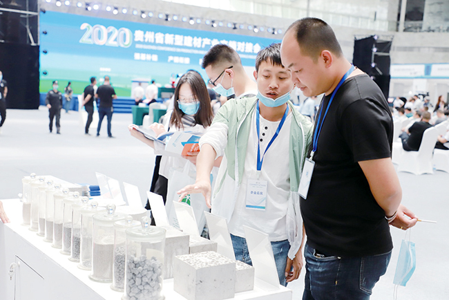 与会嘉宾深入各企业展区，听介绍、询价格，详细了解企业带来的新材料、新产品。.jpg