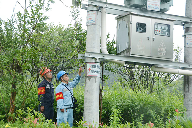 在宗地镇巡视配电变压器。.jpg