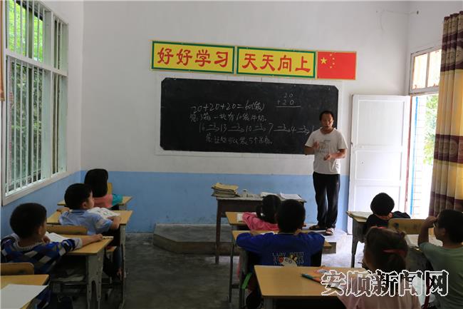 杨小王杨老师正在上数学课2.jpg