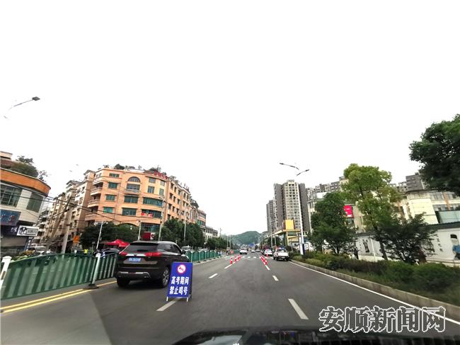 安顺民族中学考点外围.jpg