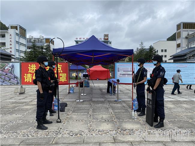 西秀高中考点内外.jpg