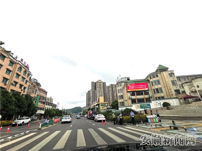 安顺民族中学考点门前.jpg