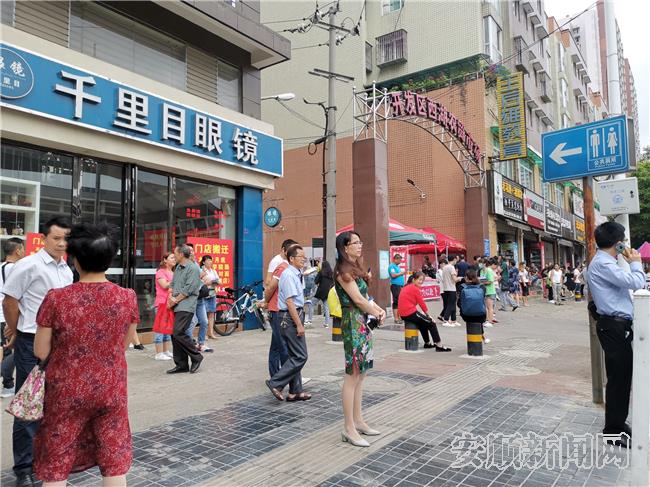 穿旗袍候考的家长.jpg