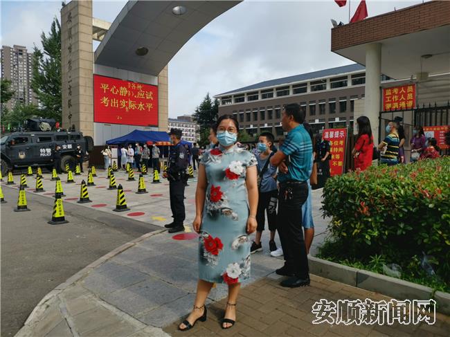 穿旗袍送弟弟考试的姐姐.jpg
