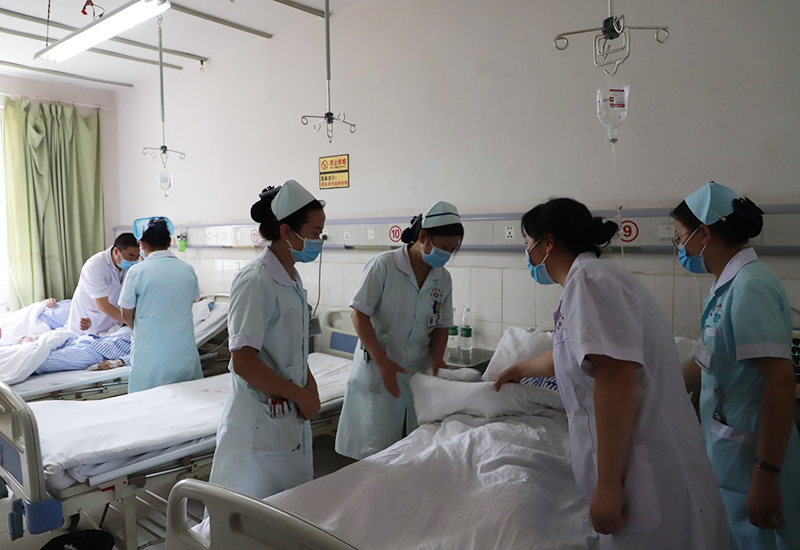 七十三医院医生正查看伤者病情2.jpg