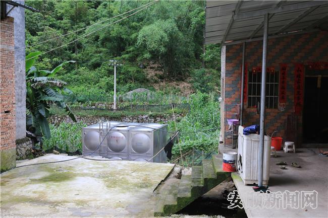 为解决贫困群众饮水安全问题，宗地镇大地坝村实施建设了202个小水窖。.jpg
