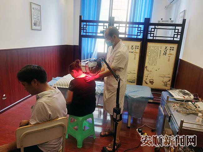 王尚金给村民扎针灸.jpg