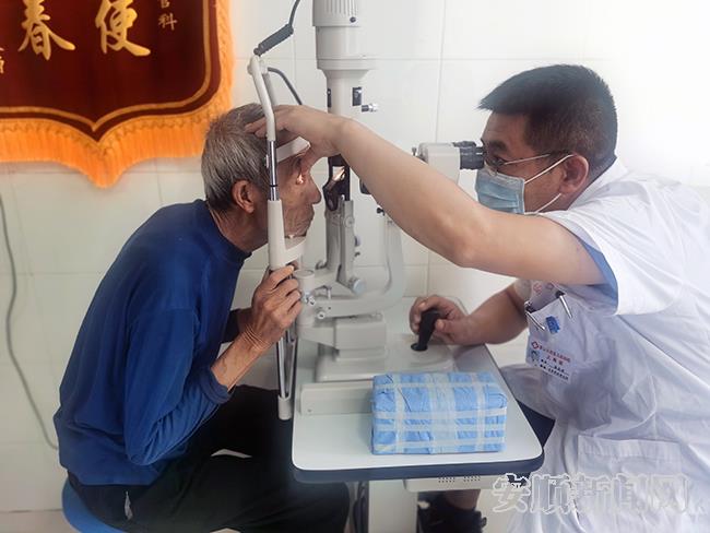 医生张友岩给病人看病.jpg