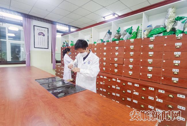 正在给病人配中药.jpg