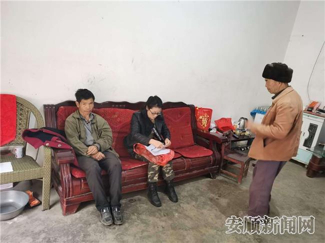 徐丽梅走访村民家.jpg
