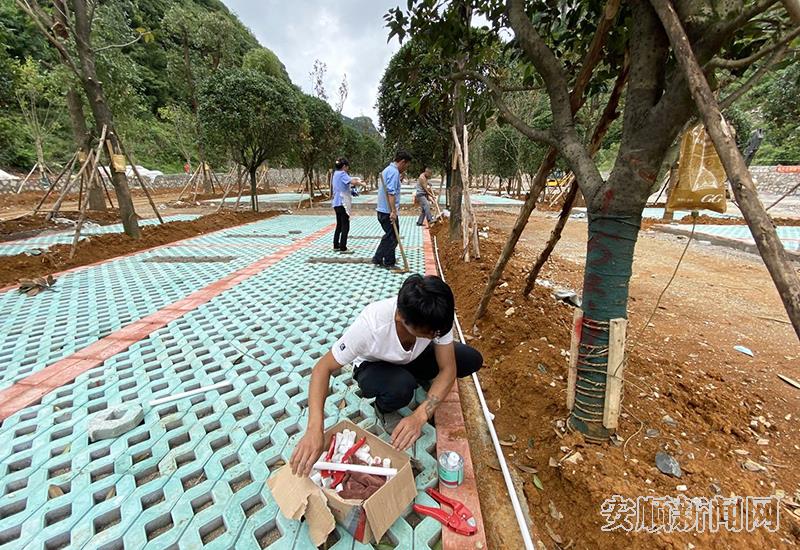 入园广场，村民务工人员在作业.jpg