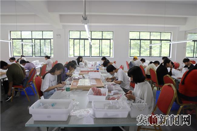 搬迁群众到社区扶贫车间就业.jpg