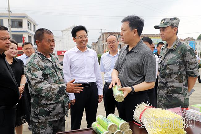 就黄村兵支书杨守亮向上级领导介绍韭黄产业.jpg