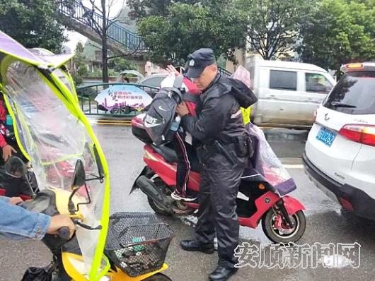 特警队员抱学生快速下车.jpg