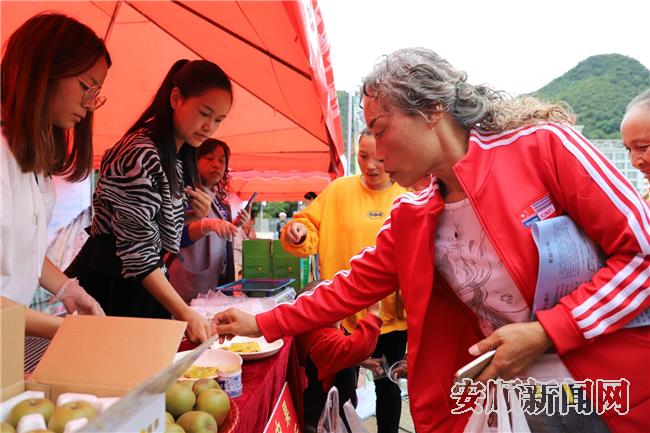 市民正在红心猕猴桃展位前试吃.jpg