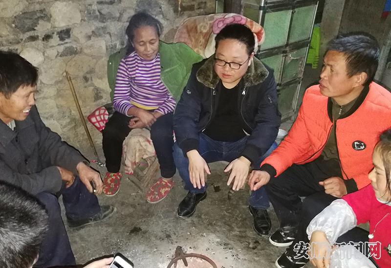 王文才（右三）到群众家走访.jpg