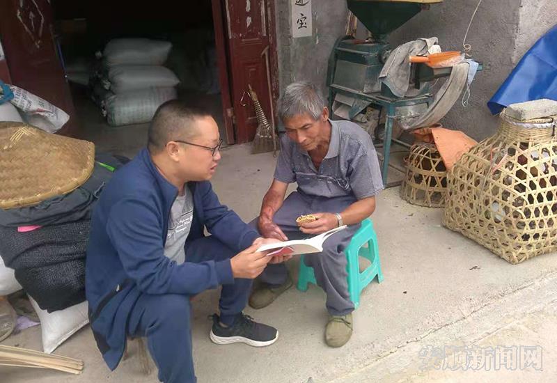 王文才（左一）为身体残疾老党员上门送学.jpg
