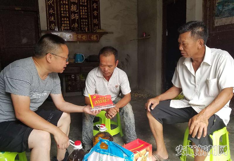 王文才（左一）为党员送上政治生日礼物.jpg