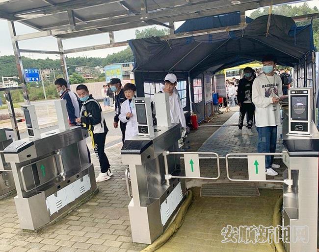 我市近1.9万考生顺利完成高考英语听力考试1.jpg