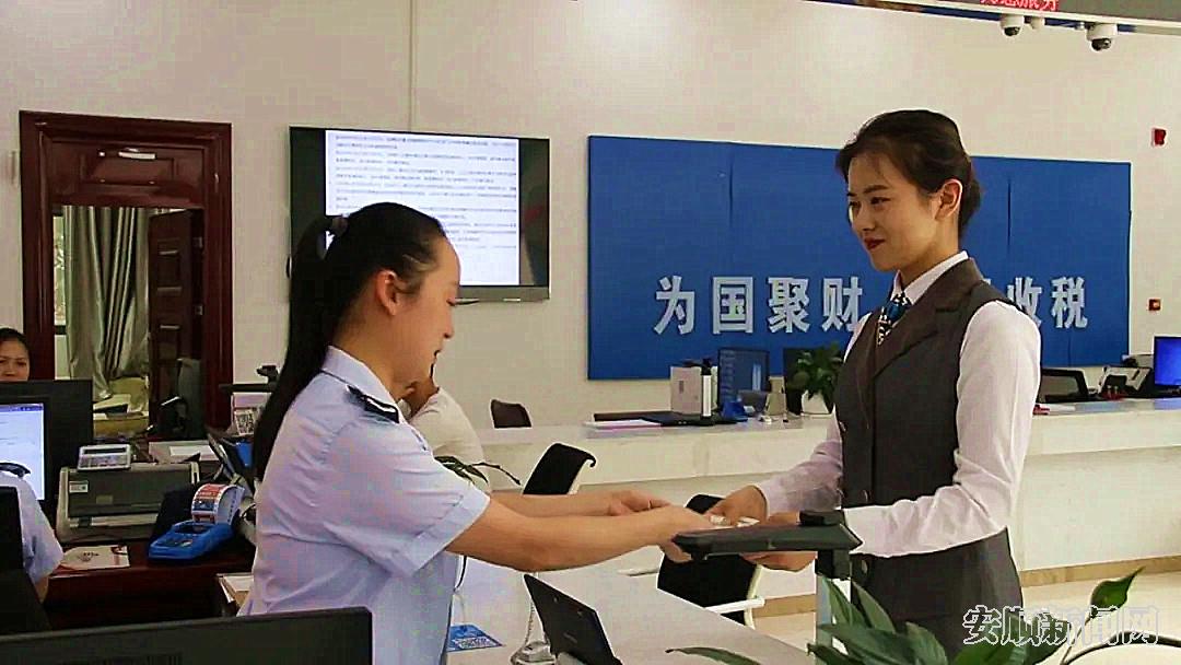 市民正在办理业务.jpg