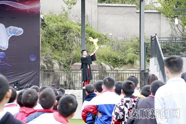 省科技馆科普活动走进西秀区易地扶贫搬迁点3.jpg