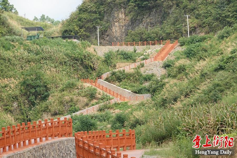 桥石村旅游栈道 周围 摄盛夏时节,漫步祁东县步云桥镇桥石村,宛如