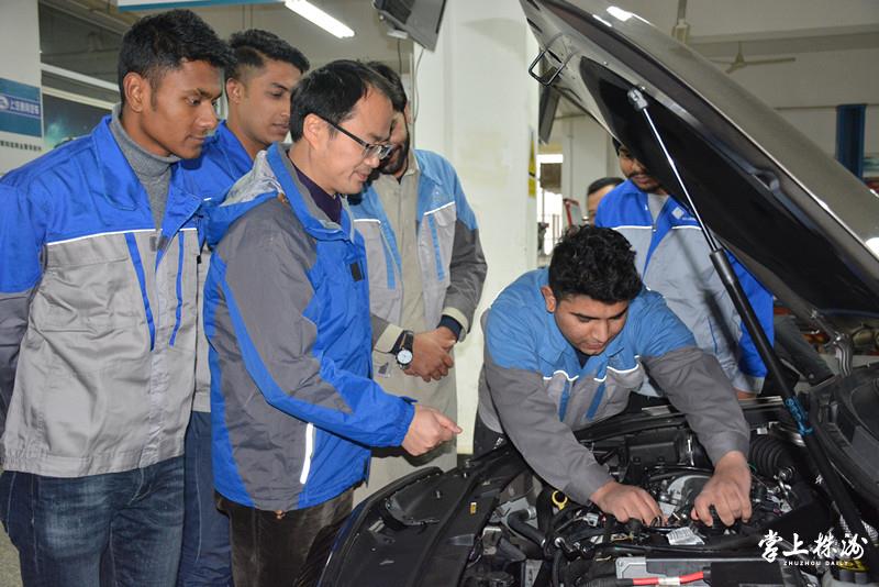 学校首届留学生上实训课。